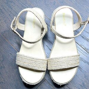 Bamboo NWOT Cream Wedges